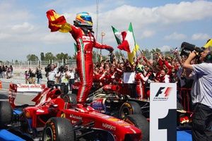 Subastan benéficamente un mono de Alonso de Ferrari