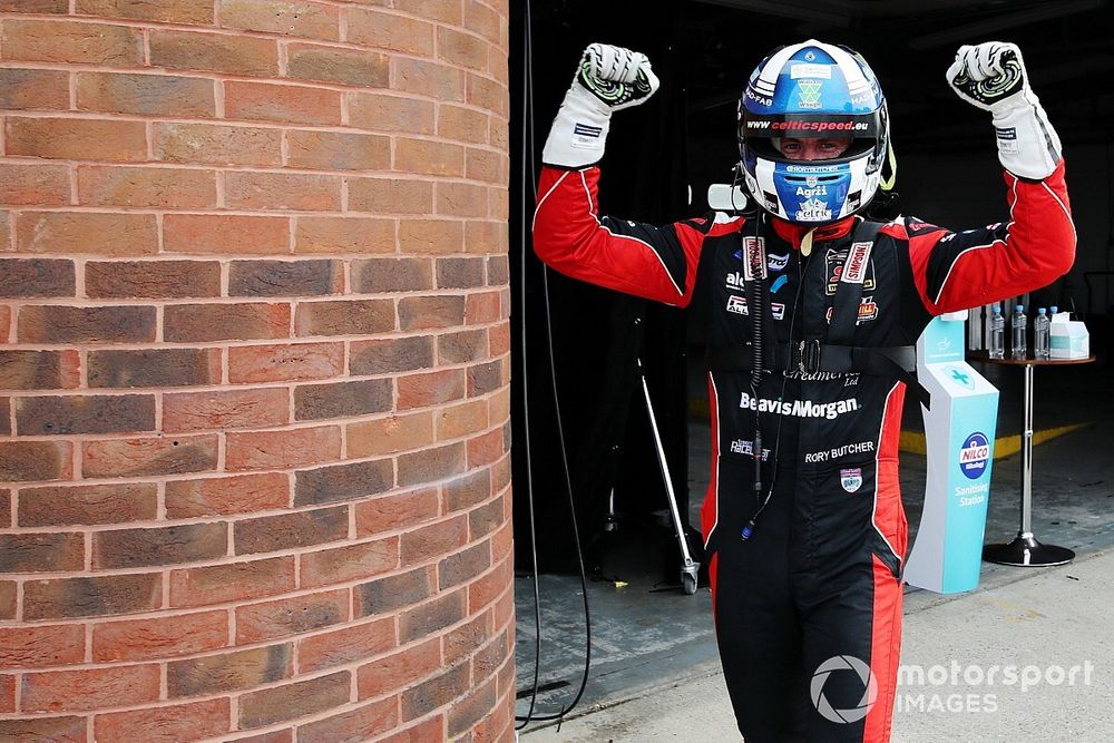 Oulton Park BTCC: Butcher nabs pole from Cook