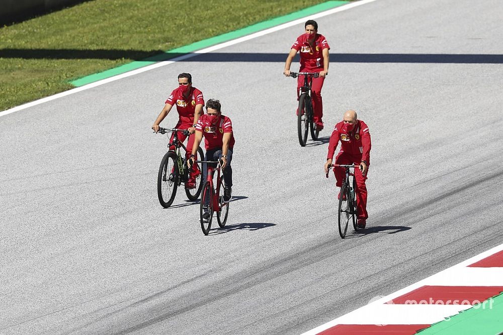 Charles Leclerc, Ferrari pasea por el Red Bull Ring en bici