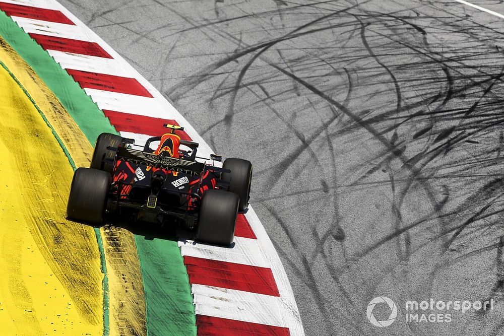 Red Bull Racing traci na prostych