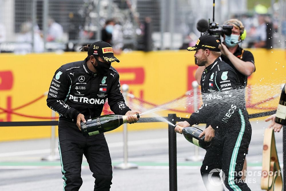 Race winner Lewis Hamilton, Mercedes-AMG Petronas F1  Valtteri Bottas, Mercedes-AMG Petronas F1 festeggiano sul podio con 