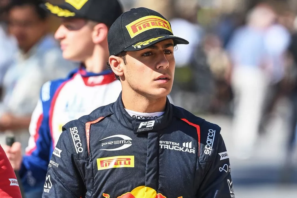 Arvid Lindblad, Prema Racing, 1e positie, in de paddock met zijn trofee