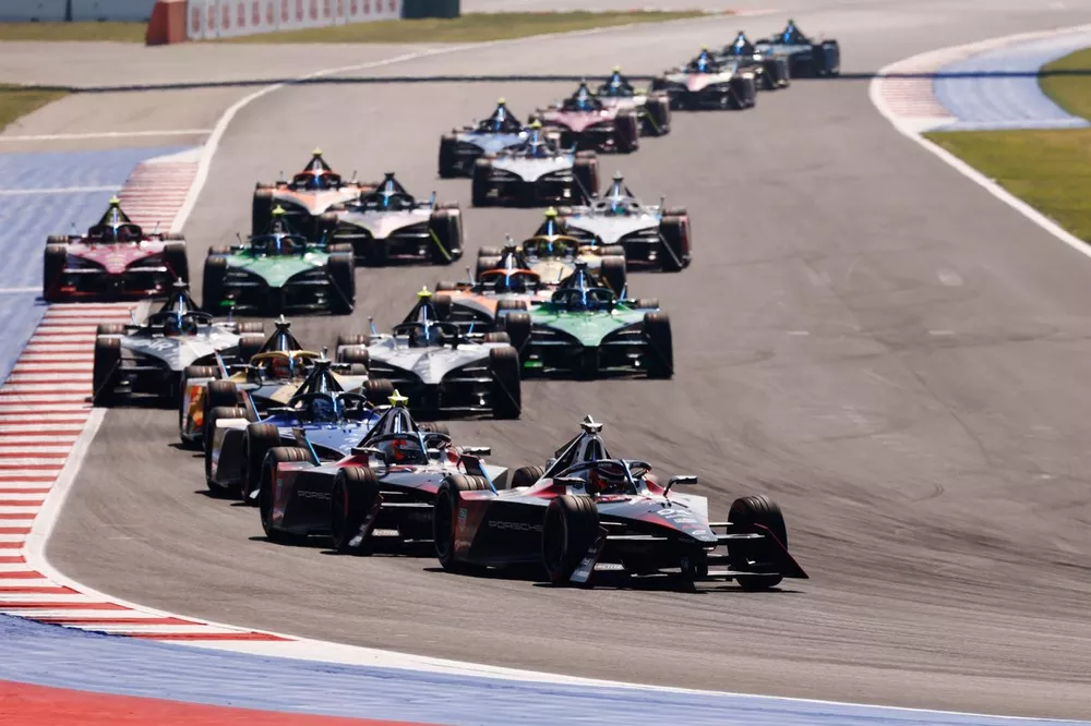 Pascal Wehrlein, Porsche, Porsche 99X Electric Gen3, Antonio Felix da Costa, Porsche, Porsche 99X Electric Gen3, Maximilian Gunther, Maserati Racing, Maserati Tipo Folgore, Jean-Eric Vergne, DS Penske, DS E-Tense FE23, the rest of the field