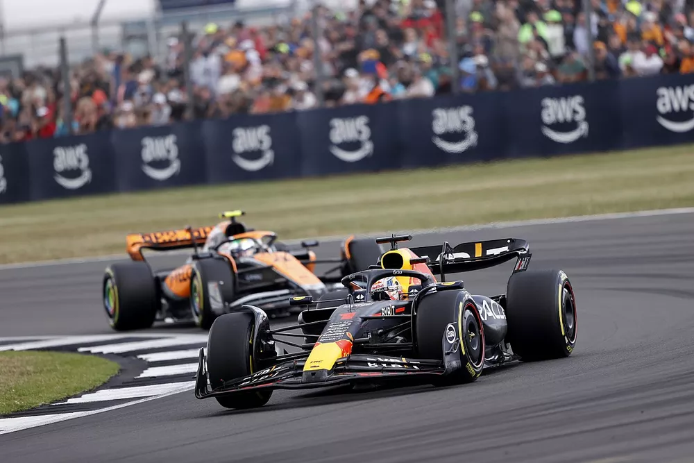 Max Verstappen, Red Bull Racing RB19, Lando Norris, McLaren MCL60