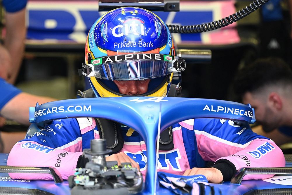 Más problemas en el Alpine frenan la jornada de Alonso en Bahrein