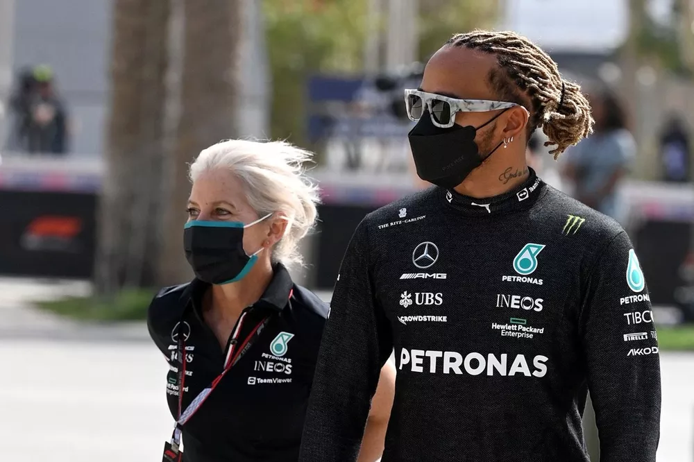 Lewis Hamilton, Mercedes-AMG, con Angela Cullen, fisioterapeuta de Lewis Hamilton