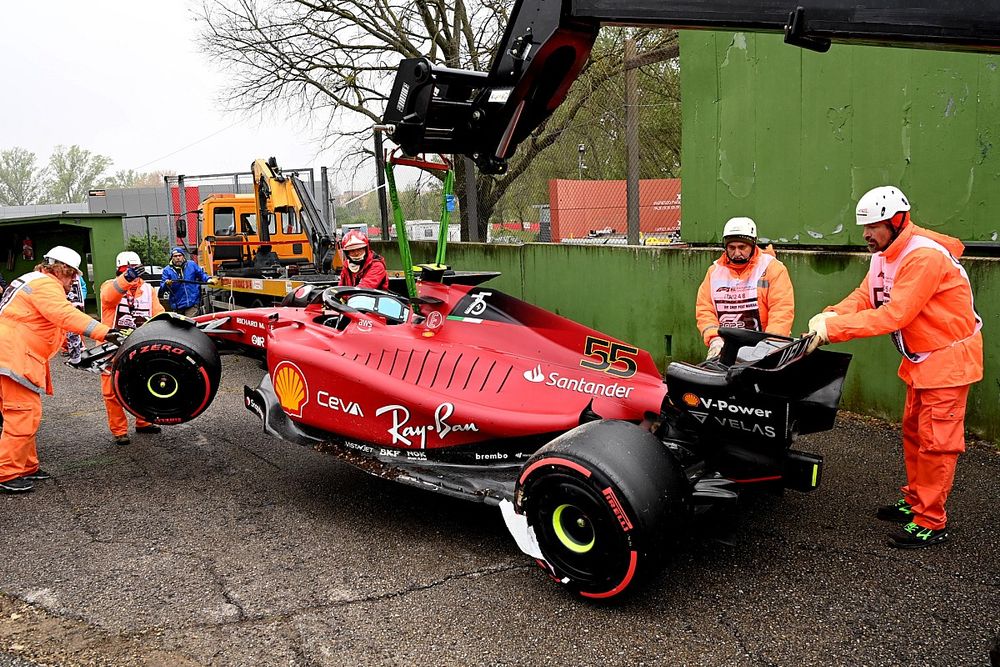 Binotto: Sainz has to manage pressure of frontrunning F1 car