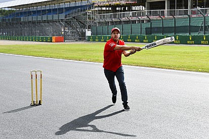 Így kriketteznek az F1-es versenyzők Silverstone-ban: Vettel adta!