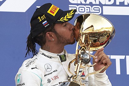 Villeneuve szerint Hamilton csak a legjobb autóval világbajnok