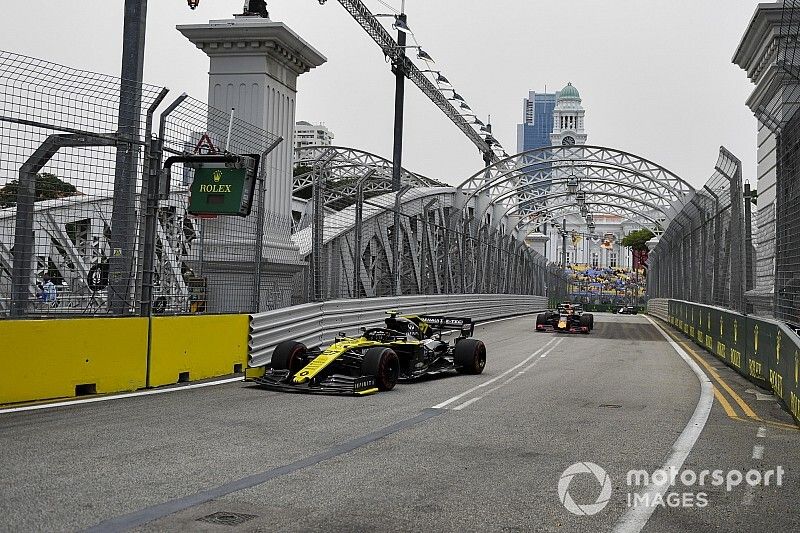 Nico Hulkenberg, Renault F1 Team R.S. 19, leads Max Verstappen, Red Bull Racing RB15