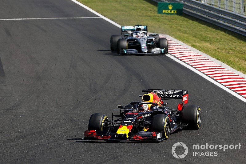 Hamilton és Verstappen között dőlhet el a szingapúri győzelem?