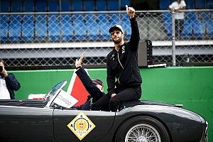 Ricciardo tiszteleg a Renault motorereje előtt