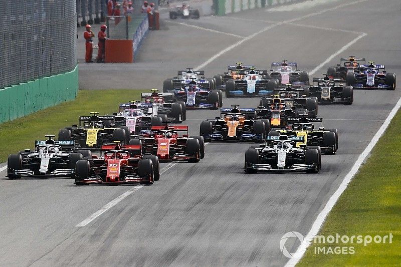 Charles Leclerc, Ferrari SF90, Lewis Hamilton, Mercedes AMG F1 W10 and Valtteri Bottas, Mercedes AMG W10 al inicio

