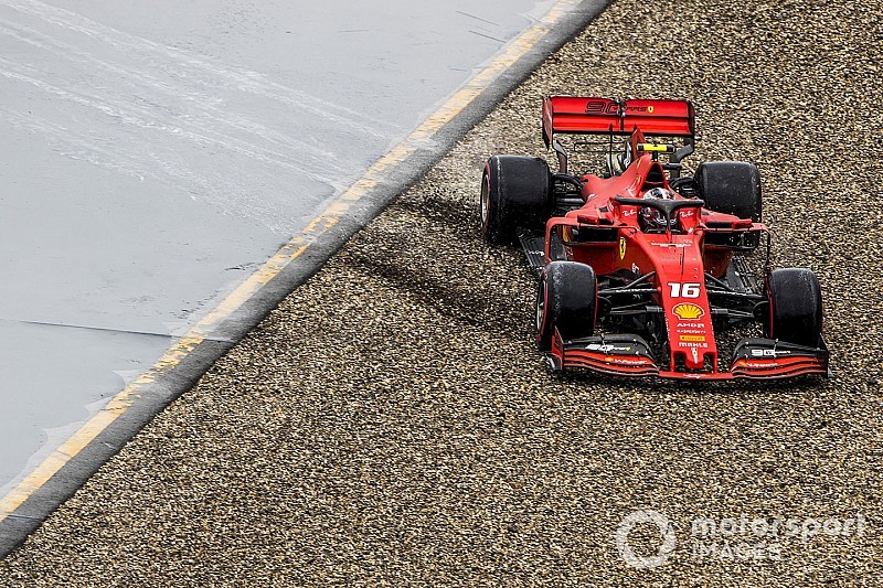 Sequenza foto: ecco Leclerc ormai "passeggero" della sua Ferrari