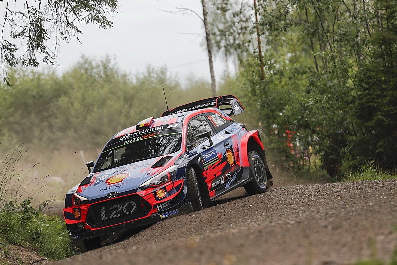 WRC, Rally Finlandia, PS1: fiammata di Neuville. Tanak 2°