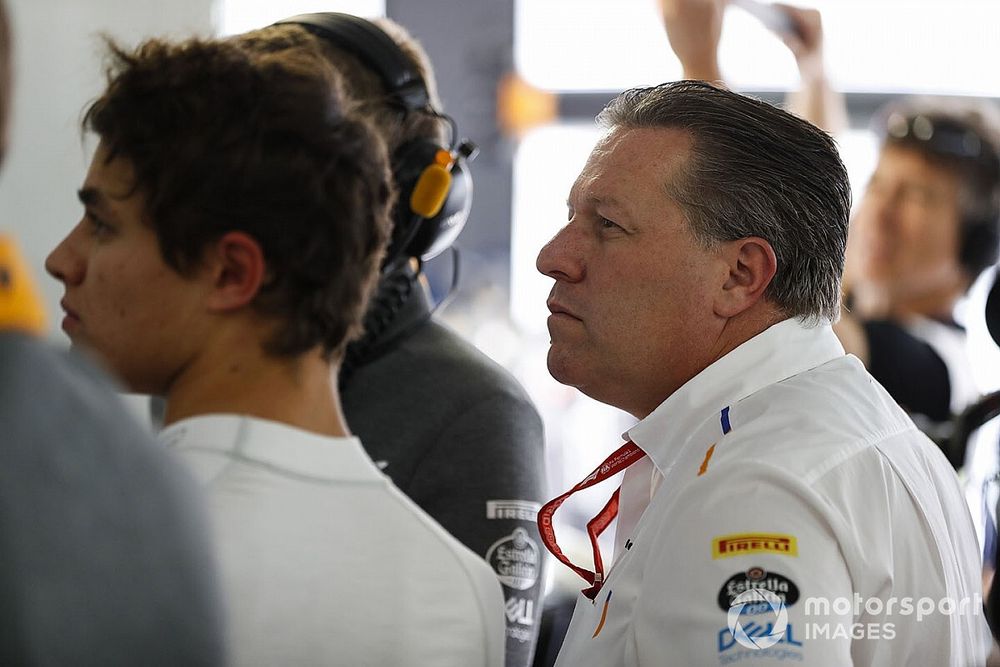 Zak Brown, a McLaren vezérigazgatója is szimulátorba ül