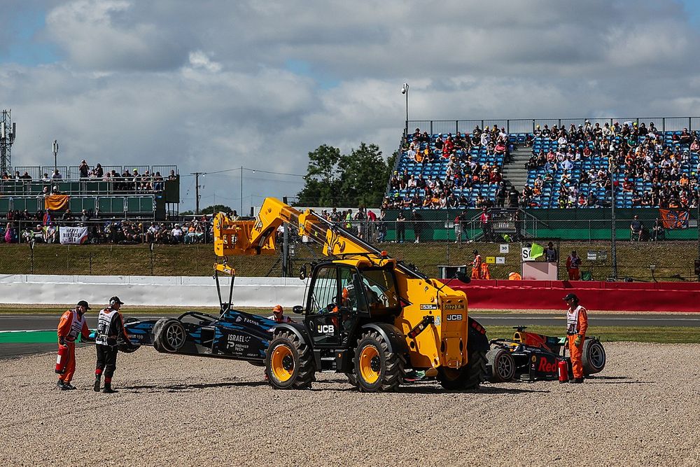 A JCB crane hoists the car of Roy Nissany, DAMS