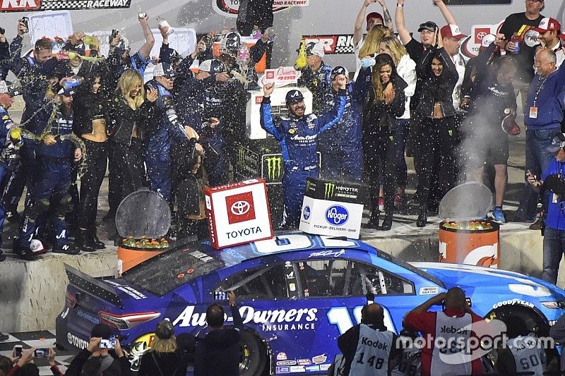 Truex Jr. soportó la presión de Logano para ganar en Richmond
