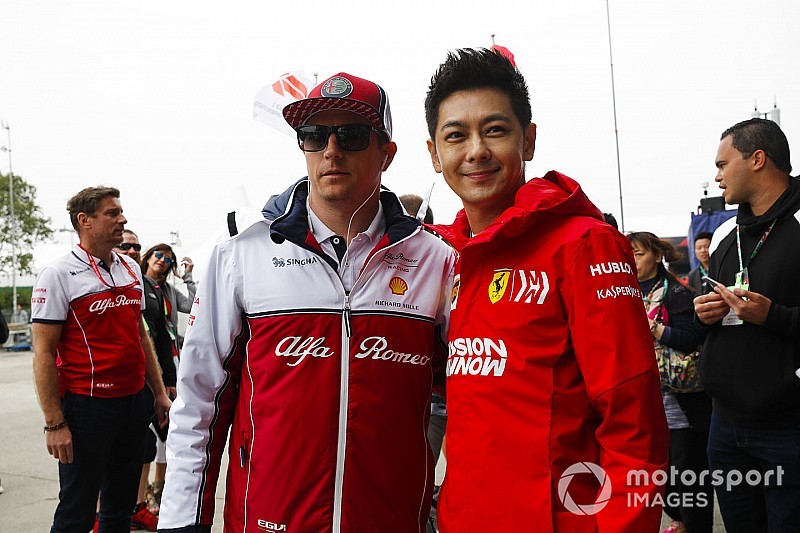 Hatalmas: figyeld, Räikkönen hogyan jött ki a kínai szállodából: üvegtörés, lazulás… (VIDEÓ)