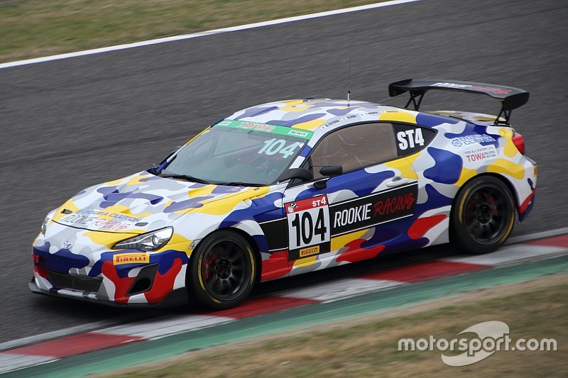 昨年最終戦に続きモリゾウが電撃参戦! スーパーGTドライバーが多数参戦し激戦極めるST-4クラス