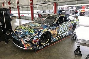 Joey Gase honors NASCAR artist Sam Bass with paint scheme