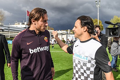 Massa joga 'pelada' com Francesco Totti, lenda do futebol italiano