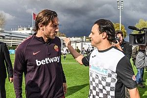 Massa joga 'pelada' com Francesco Totti, lenda do futebol italiano