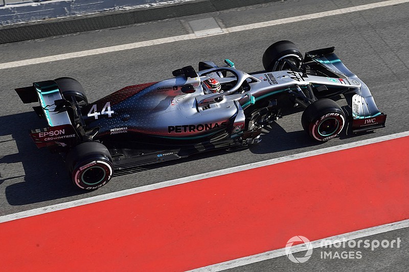 Hamilton weet na eerste dag: "Nieuwe Mercedes voelt anders aan"