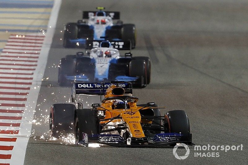 Carlos Sainz Jr., McLaren MCL34, heads to the pits with damage ahead of George Russell, Williams Racing FW42, and Robert Kubica, Williams FW42