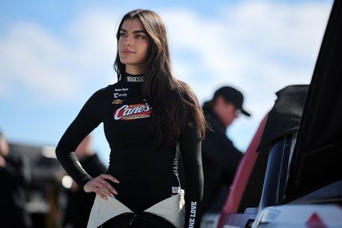 Conhe&ccedil;a piloto que tem apoio de Kendall Jenner e usa moda para crescer no mundo da NASCAR