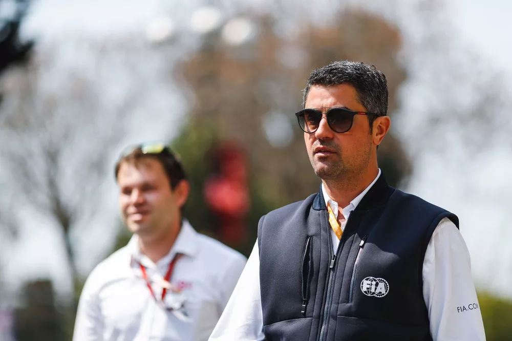 Michael Masi, racedirecteur en FIA-officials lopen over het circuit 