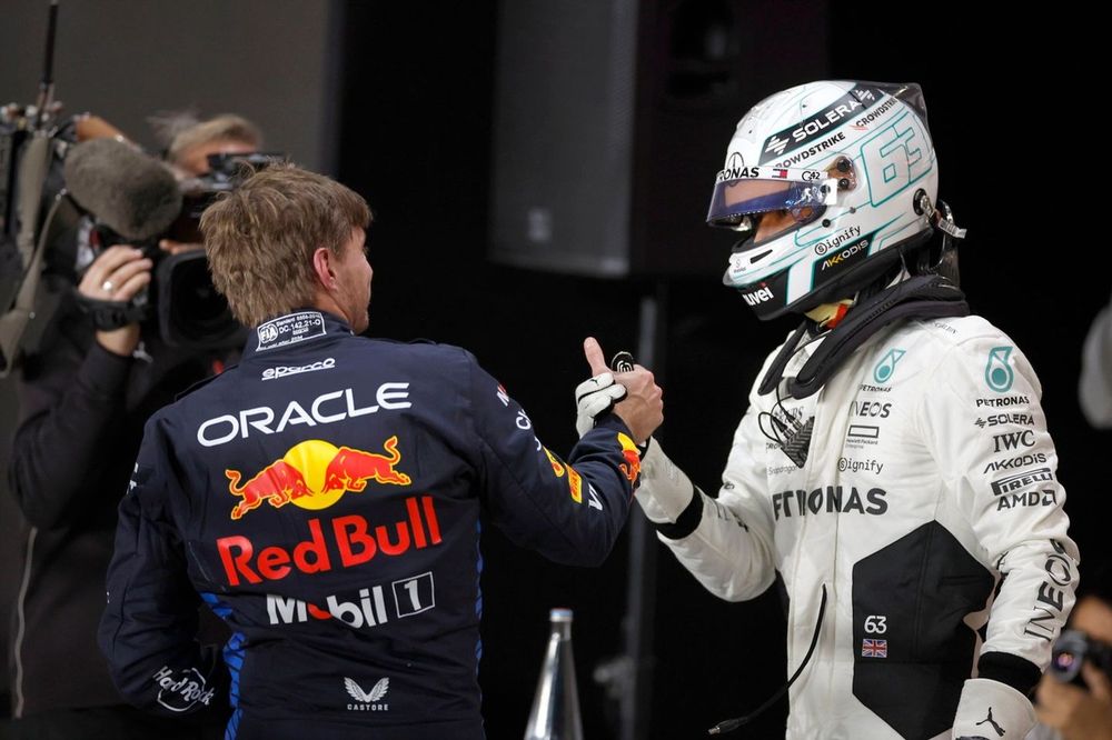 Pole man Max Verstappen, Red Bull Racing, George Russell, Mercedes-AMG F1 Team, feliciteren elkaar in Parc Ferme 