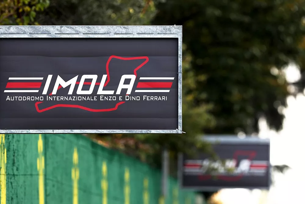 Cartel en Imola