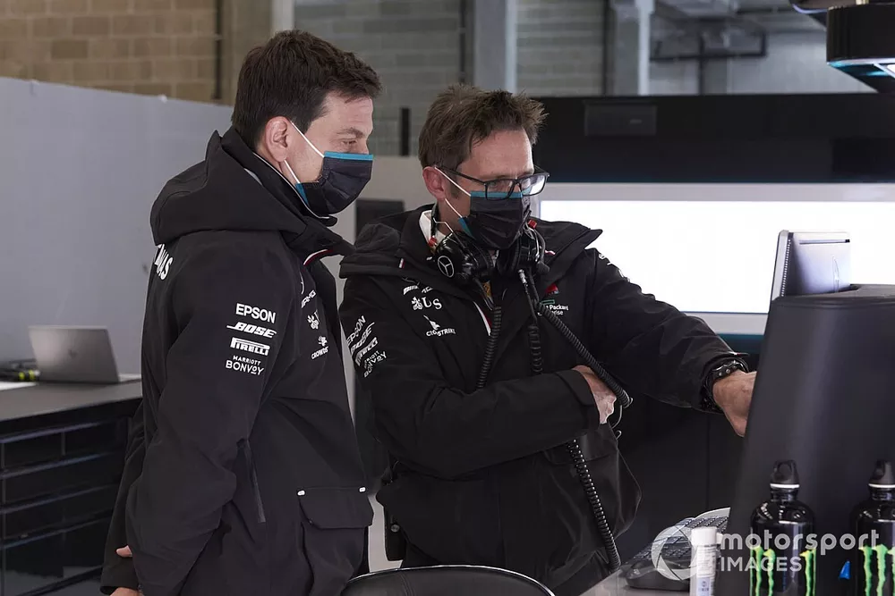 Toto Wolff, Director Ejecutivo Mercedes AMG y Andrew Shovlin, Ingeniero Jefe de Carreras, Mercedes AMG