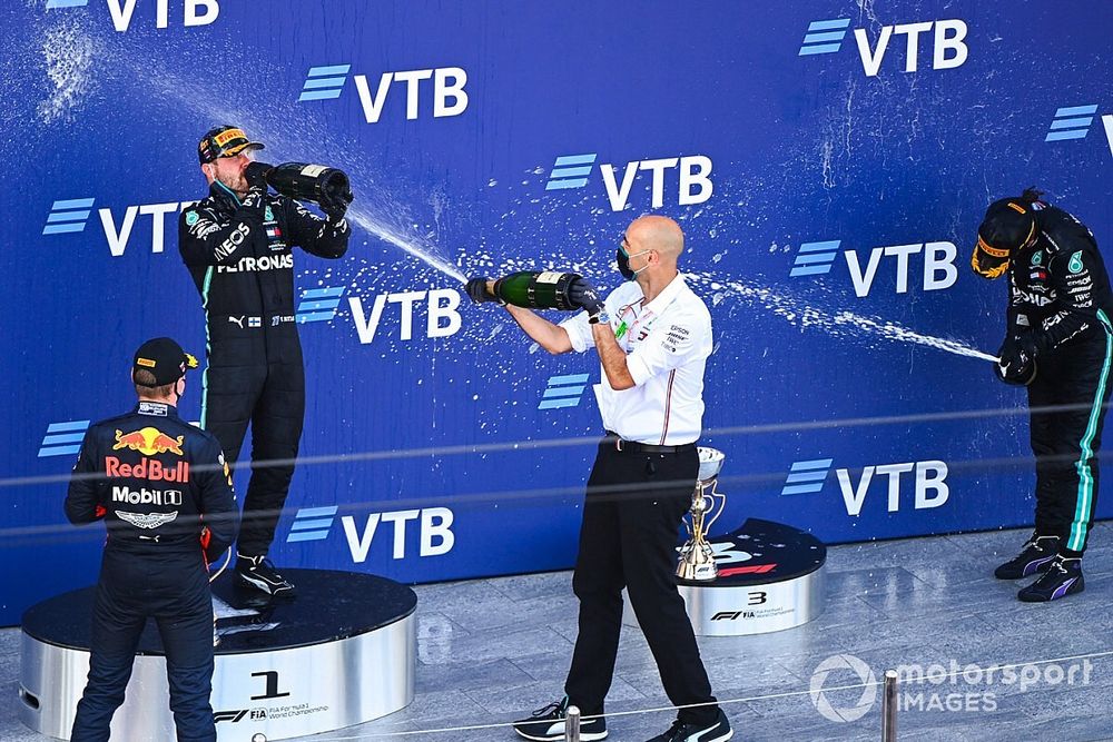 Verstappen, un 'sujetavelas' resignado en el podio de la F1