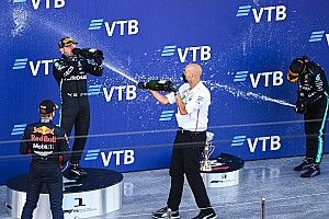 Verstappen, un 'sujetavelas' resignado en el podio de la F1