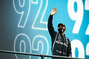 Hamilton pakt zegerecord met dominante overwinning