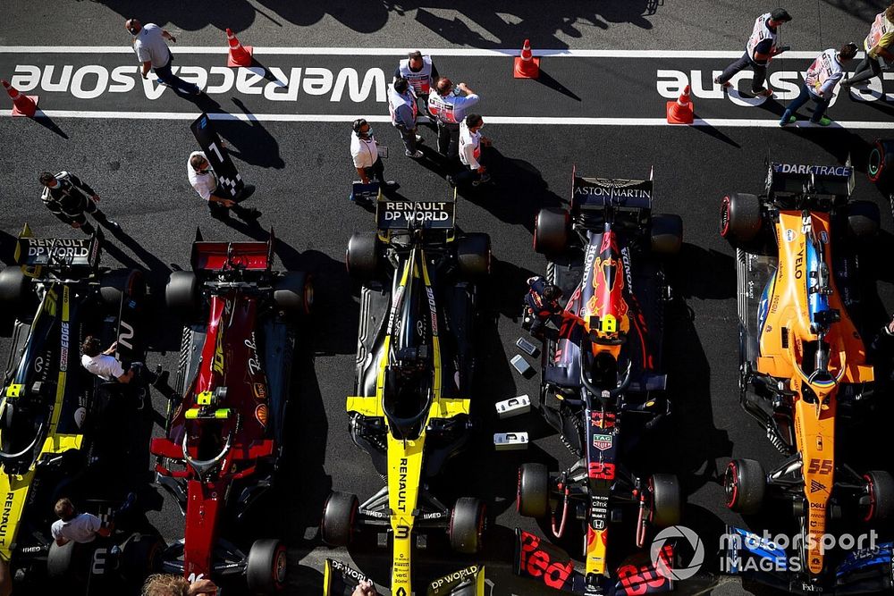 Les monoplaces de Esteban Ocon, Renault F1 Team R.S.20, Charles Leclerc, Ferrari SF1000, Daniel Ricciardo, Renault F1 Team R.S.20, Alex Albon, Red Bull Racing RB16, et Carlos Sainz Jr., McLaren MCL35, dans le parc fermé après les qualifications