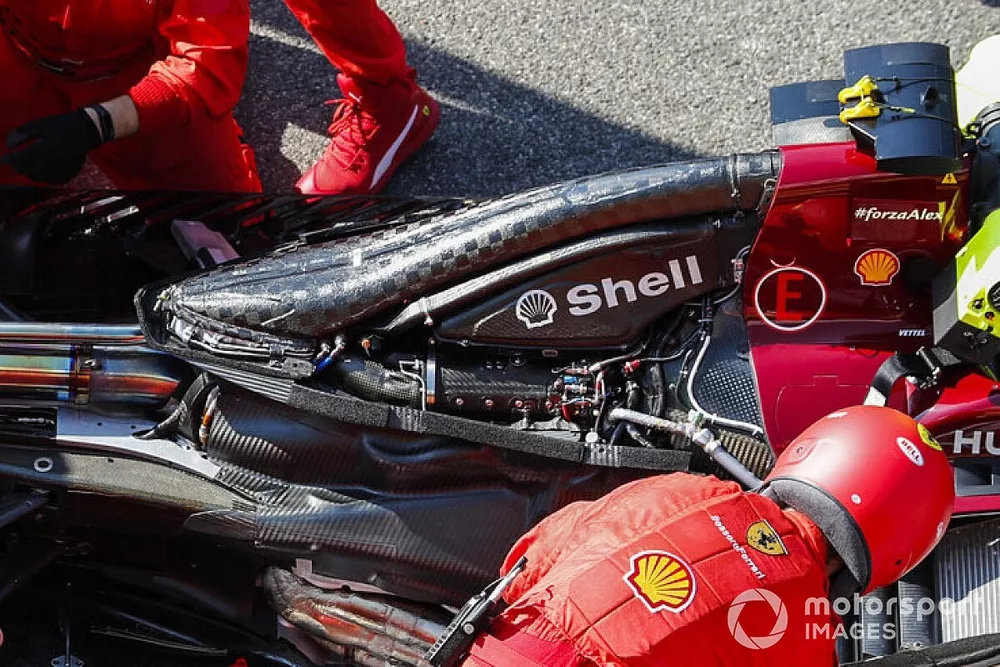 Los mec&aacute;nicos de Ferrari trabajando en la parrilla