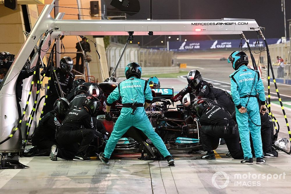 Valtteri Bottas, Mercedes W12, effettua un pit stop