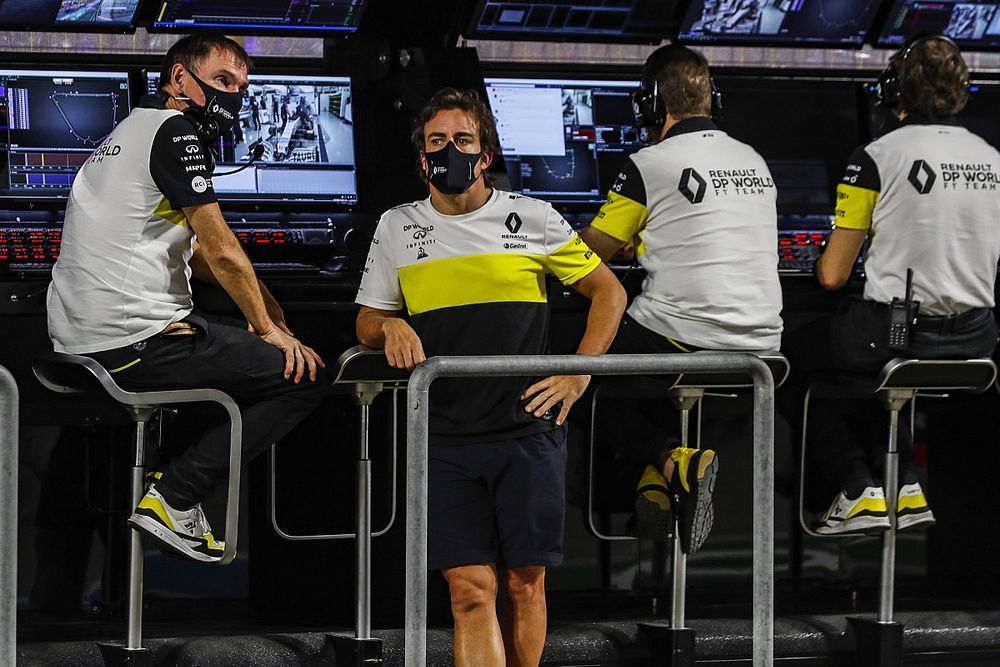 Alan Permane, Sporting Director, Renault Sport F1 Team, and Fernando Alonso, Renault, on the pit wall