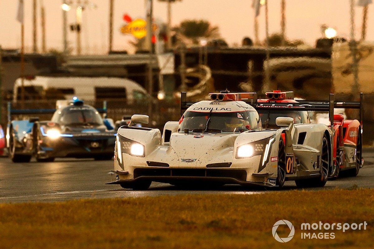 Cadillac lidera sobre Acura a ocho horas del final en Daytona