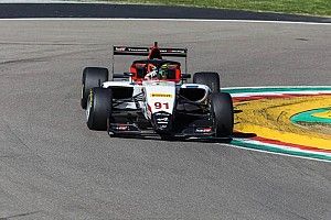Eduardo Barrichello testa carro de fórmula na Europa pela primeira vez