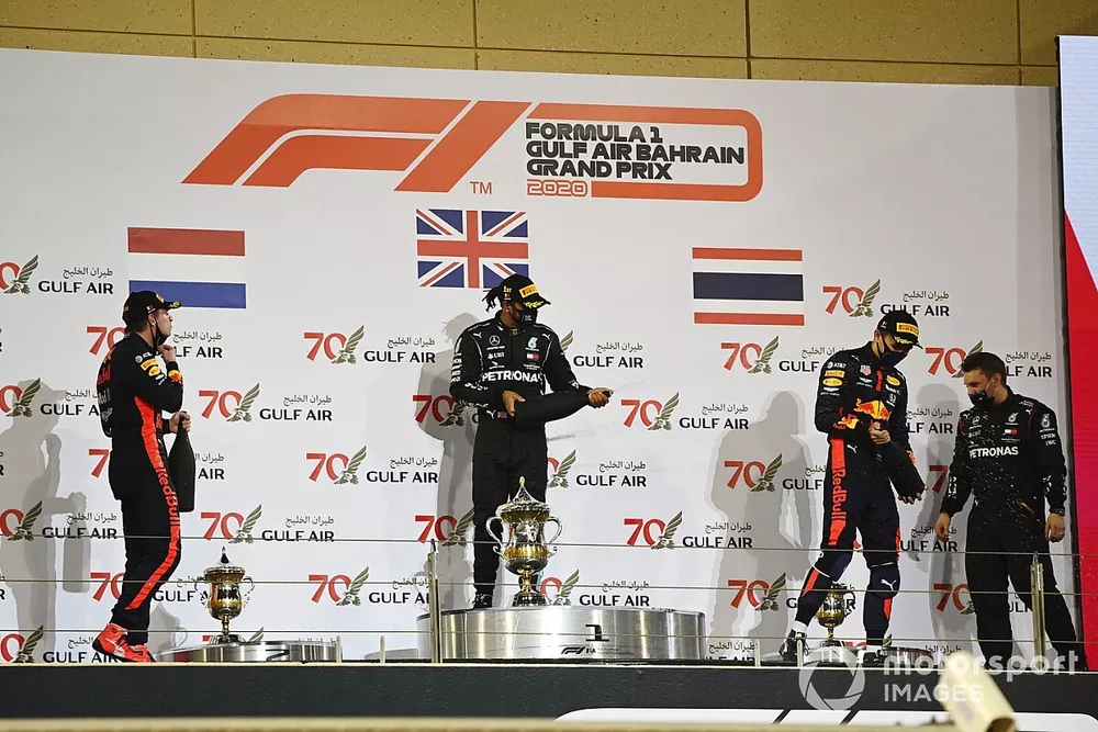 Le deuxi&egrave;me Max Verstappen, Red Bull Racing, le vainqueur Lewis Hamilton, Mercedes-AMG F1, et le troisi&egrave;me Alex Albon, Red Bull Racing, f&ecirc;tent sur le podium