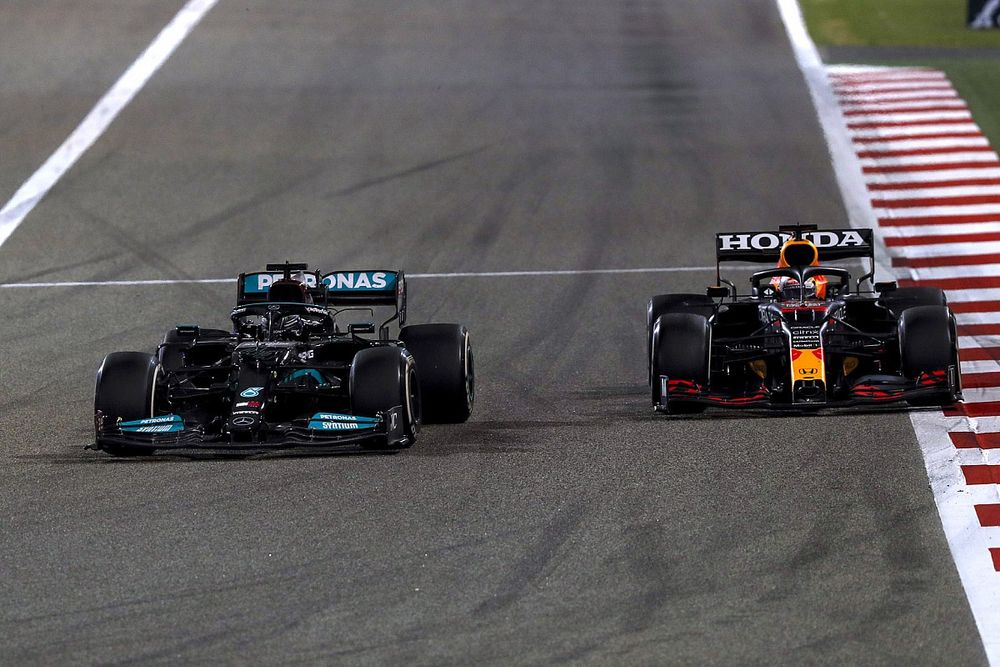 Lewis Hamilton, Mercedes W12 Max Verstappen, Red Bull Racing RB16B 