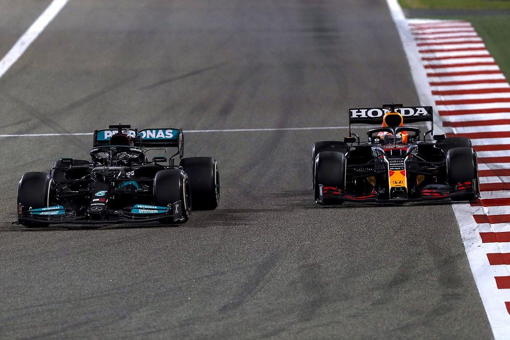 Lewis Hamilton, Mercedes W12 Max Verstappen, Red Bull Racing RB16B 