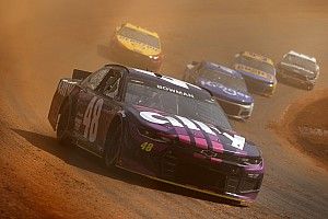 VIDEO: Eerste NASCAR-dirtrace in ruim 50 jaar zorgt voor spektakel