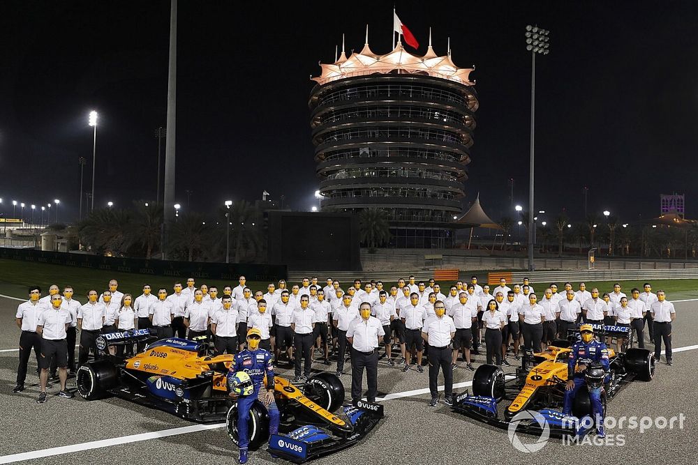 Foto del equipo de Mclaren en la pista de Bahrein, Carlos Sainz Jr., McLaren MCL35 Lando Norris, McLaren MCL35, Zak Brown, CEO, McLaren Racing y Andreas Seidl, Director del equipo, McLaren 