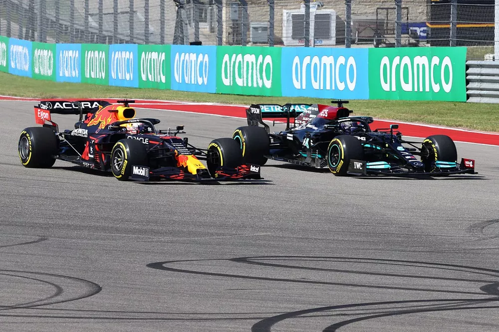 Max Verstappen, Red Bull Racing RB16B, lucha con Lewis Hamilton, Mercedes W12, en la salida