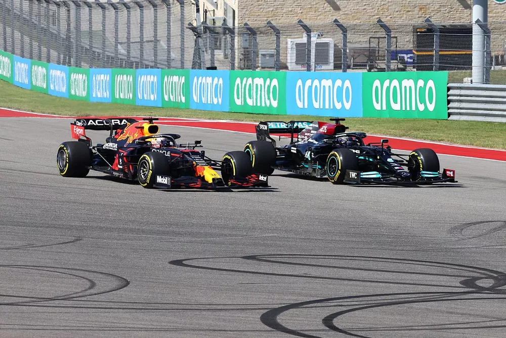 Max Verstappen, Red Bull Racing RB16B, se bat avec Lewis Hamilton, Mercedes W12, au départ